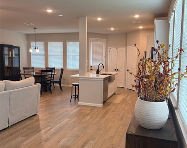 5504 Hyde Park Drive - Photo Thumbnail 6
