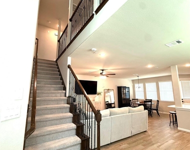 5504 Hyde Park Drive - Photo Thumbnail 4