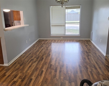 1502 Sudbury Drive - Photo Thumbnail 3