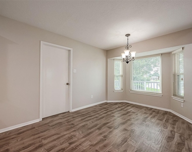 131 Cove Circle - Photo Thumbnail 8