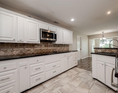 131 Cove Circle - Photo Thumbnail 15
