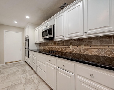 131 Cove Circle - Photo Thumbnail 12