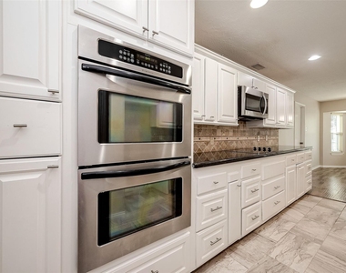131 Cove Circle - Photo Thumbnail 13