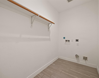 1343 Alpha Lane - Photo Thumbnail 23