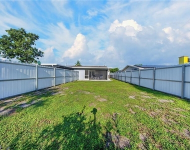 2505 Se 16th Place - Photo Thumbnail 3