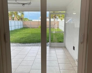 2505 Se 16th Place - Photo Thumbnail 5