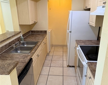 2905 Winkler Avenue - Photo Thumbnail 3