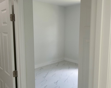 701-703 W 12th Street - Photo Thumbnail 6