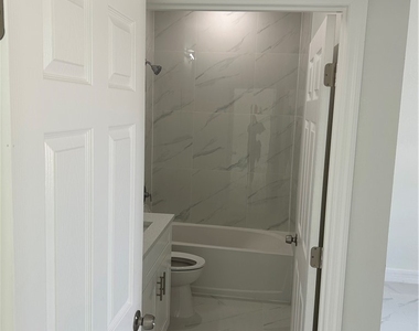 701-703 W 12th Street - Photo Thumbnail 7