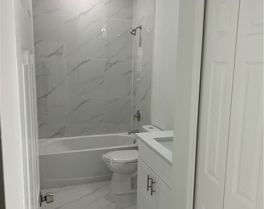 701-703 W 12th Street - Photo Thumbnail 4