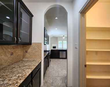 4515 Greenleaf Drive - Photo Thumbnail 10