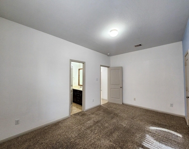 4515 Greenleaf Drive - Photo Thumbnail 13