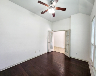 4515 Greenleaf Drive - Photo Thumbnail 3