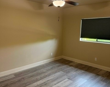 1627 Sw 32nd Terrace - Photo Thumbnail 5