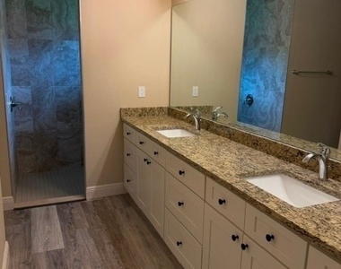 1627 Sw 32nd Terrace - Photo Thumbnail 4