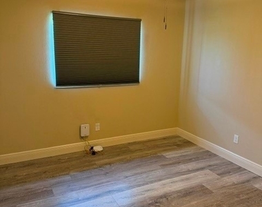1627 Sw 32nd Terrace - Photo Thumbnail 7