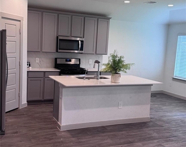 7807 Cattleman Valley Drive - Photo Thumbnail 2