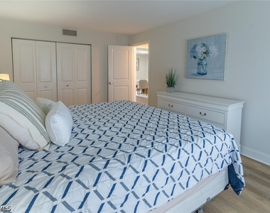 96 Glades Boulevard - Photo Thumbnail 8