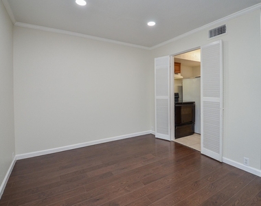 2121 Fountain View Drive - Photo Thumbnail 12
