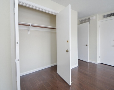 2121 Fountain View Drive - Photo Thumbnail 7