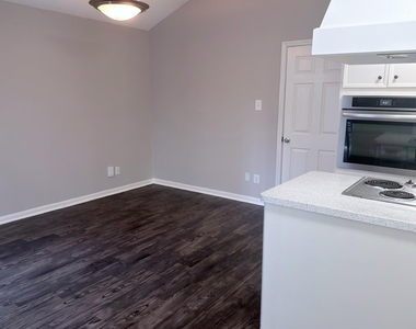11923 Lakewood West Drive - Photo Thumbnail 4