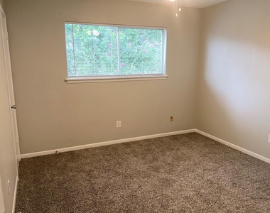 11923 Lakewood West Drive - Photo Thumbnail 7