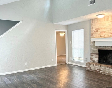 11923 Lakewood West Drive - Photo Thumbnail 3