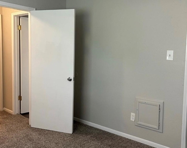 11923 Lakewood West Drive - Photo Thumbnail 6
