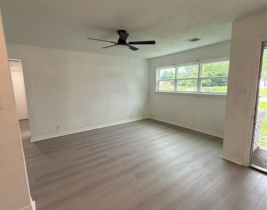 10205 Sierra Drive - Photo Thumbnail 2