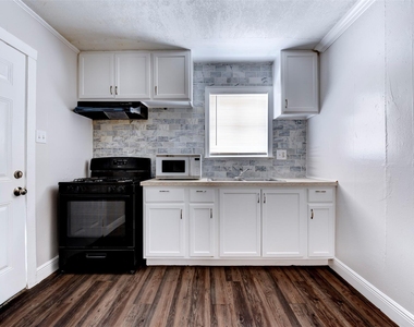 1209 Cabell St - Photo Thumbnail 3