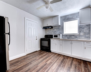 1209 Cabell St - Photo Thumbnail 8