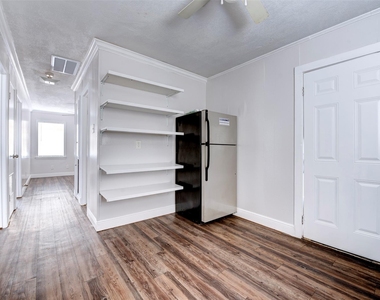 1209 Cabell St - Photo Thumbnail 9
