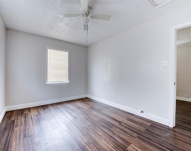 1209 Cabell St - Photo Thumbnail 14