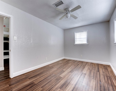 1209 Cabell St - Photo Thumbnail 11
