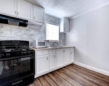 1209 Cabell St - Photo Thumbnail 2