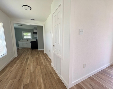 1717 W 4th Street - Photo Thumbnail 4
