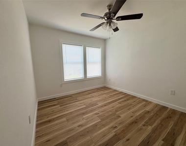 1717 W 4th Street - Photo Thumbnail 9