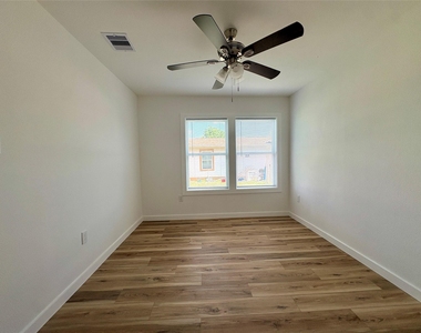 1717 W 4th Street - Photo Thumbnail 11