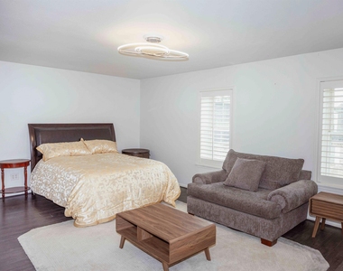 353 N Post Oak Lane - Photo Thumbnail 8
