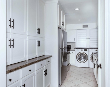353 N Post Oak Lane - Photo Thumbnail 7