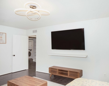 353 N Post Oak Lane - Photo Thumbnail 9