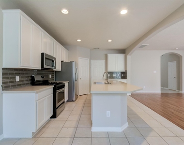 115 W Burberry Circle - Photo Thumbnail 7