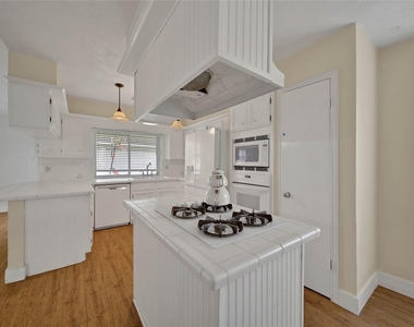 626 Park Knoll Lane - Photo Thumbnail 5