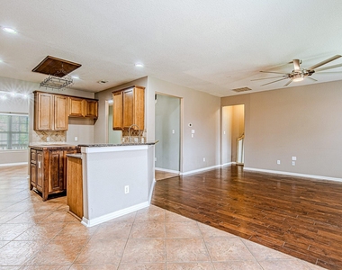 7507 Trail Hollow - Photo Thumbnail 15