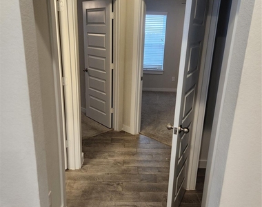 4326 Wyanngate Drive - Photo Thumbnail 8