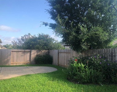 7102 Thistlewood Park Court - Photo Thumbnail 27