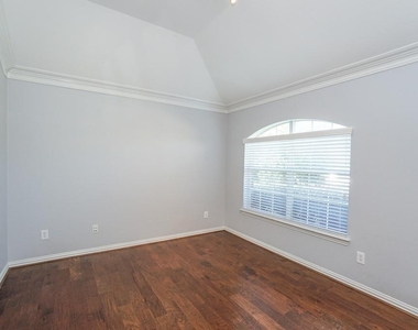 7102 Thistlewood Park Court - Photo Thumbnail 5