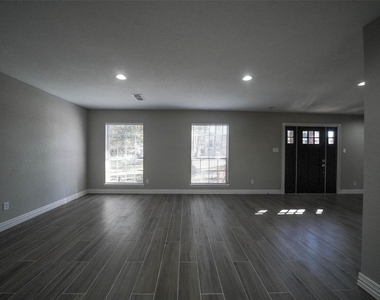 7818 Beaufort Drive - Photo Thumbnail 9