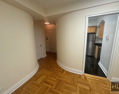 East 56 Street - Photo Thumbnail 3
