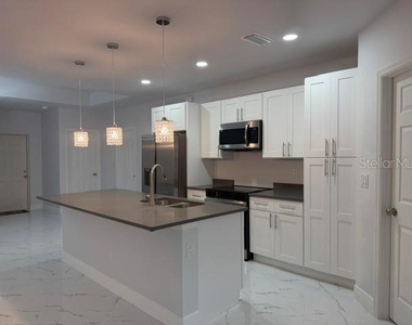 744/746 Eisenhower Boulevard - Photo Thumbnail 2